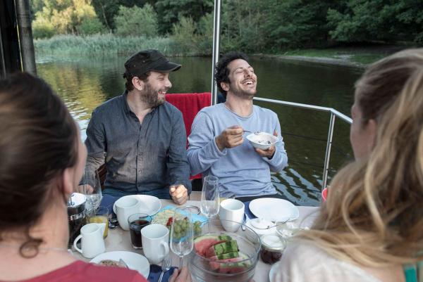 Bild 1 von 12: Erleben ganz besondere Momente zusammen: Christian Ulmen (l.) und Fahri Yardim (r.) ...