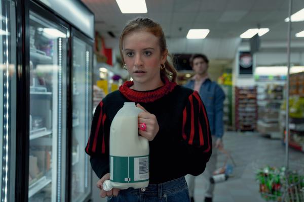 Bild 1 von 3: Jen (Máiréad Tyers) begegnet ihrem verflossenen Liebhaber Luke (Ned Porteous) im Supermarkt - unter Umständen, die für sie alles andere als angenehm sind.