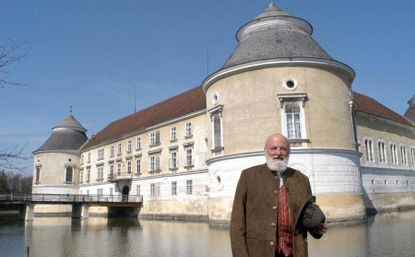 Bild 1 von 4: Im Bild: Sepp Forcher vor Schloß Aistersheim.