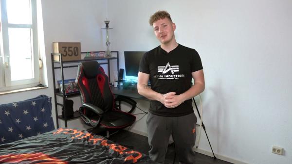 Bild 1 von 1: Jonas hat sich einen Traum erfüllt und seine Wohnung mit einigen Neuanschaffungen in eine Junggesellenbude verwandelt.