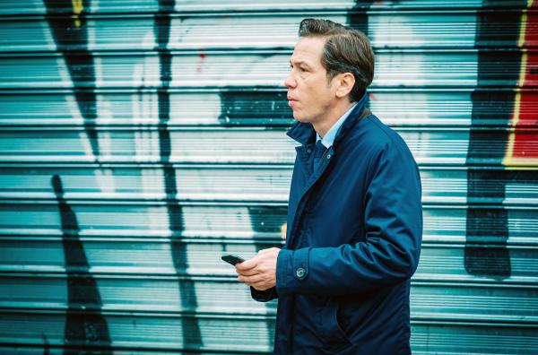 Bild 1 von 5: Yazid (Reda Kateb) steht unter Zeitdruck, vor einem entscheidenden Treffen zwischen der Bürgermeisterin und den staatlichen Behörden das Hausgeld der Eigentümer der ?Bernardins? einzutreiben.