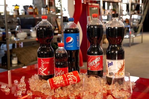 Bild 1 von 3: Sebastian Lege deckt die weltweiten Tricks der Lebensmittelindustrie auf: Kellogg's, Cola und Co. - Was steckt drin, was steckt dahinter und was verursachen die industriell hergestellten Lebensmittel weltweit?