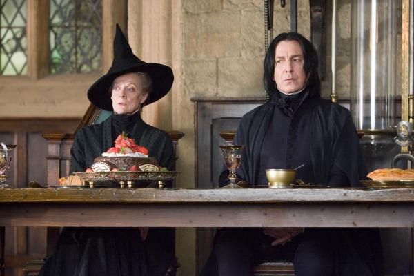 Bild 1 von 14: Seit Harry Zeuge von Lord Voldemorts Auferstehung wurde, leugnet das Zaubereiministerium (v.l.n.r.: Maggie Smith, Alan Rickman) diese Tatsache. Um sich dennoch auf den Angriff des dunklen Lords vorzubereiten, gründen Harry und seine Freunde die \