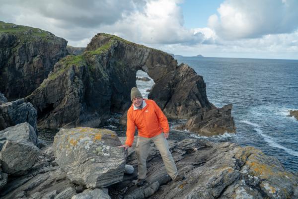 Bild 1 von 11: Der Lewis-Gneis, den der Geologe Colin Devey an der Küste der Insel Lewis findet, ist fast drei Milliarden Jahre alt.