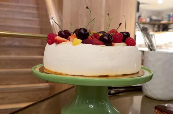 Bild 1 von 3: Pavlova ist eine Baisertorte mit einem Überzug aus Schlagsahne und einem Topping aus Früchten. Sie wurde nach einer russischen Ballerina benannt und ist ein ständiges Streitthema zwischen Australien und Neuseeland.
