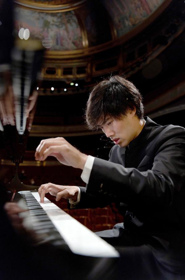 Bild 1 von 2: Der Pianist Bruce Liu ist Gewinner des renommierten Chopin-Wettbewerbs 2021 und befindet sich seitdem auf dem Weg zu einer steilen Karriere.