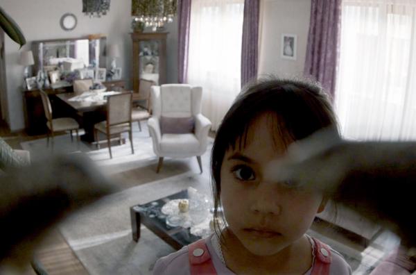 Bild 1 von 4: Die junge Melek (Çagla Yurga) findet in ihrem Zuhause eine versteckte Kamera.