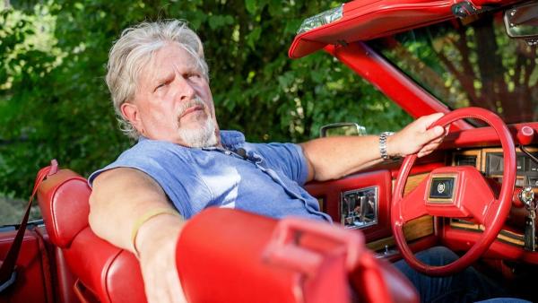 Bild 1 von 2: Wolfgang Rabl in seinem Cadillac.