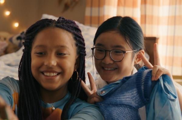 Bild 1 von 6: Milli (Marie Ngando, l.) begleitet Châu (Ngoc Nhi Ha Tran, r.) nach der Schule oft mit nach Hause. Dort fühlt sie sich sehr wohl. Milli hat Châu zwei blaue Oberteile geschenkt und macht gleich ein Fotos mit ihrer Sofortbildkamera.
© ZDF/ Studio Zentral - Honorarfreie Verwendung gemäß AGB im redaktionellen Zusammenhang mit genannter Sendung bei Nennung \