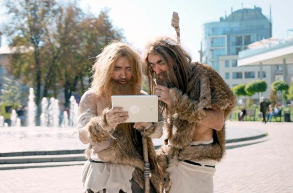 Bild 1 von 2: Könnte ein Steinzeitmensch lernen, wie ein Tablet funktioniert?