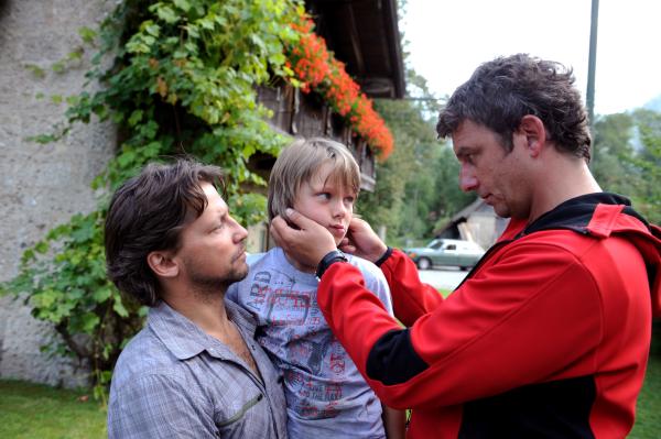 Bild 1 von 11: Der kleine Philipp (Vincent Mauz, M.) wirkt gesundheitlich angeschlagen. Doch während Stefans (Patrick Bach, l.) Frau Melanie nach einem Blitzschlag im Krankenhaus um ihr Leben kämpft, wird dies zur Nebensache - auch für Bergdoktor Martin Gruber (Hans Sigl, r.).