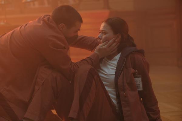 Bild 1 von 5: Die Bibliothek steht in Flammen - Daniel (Gijs Blom) erreicht Luce (Jessica Alexander) im allerletzten Moment.