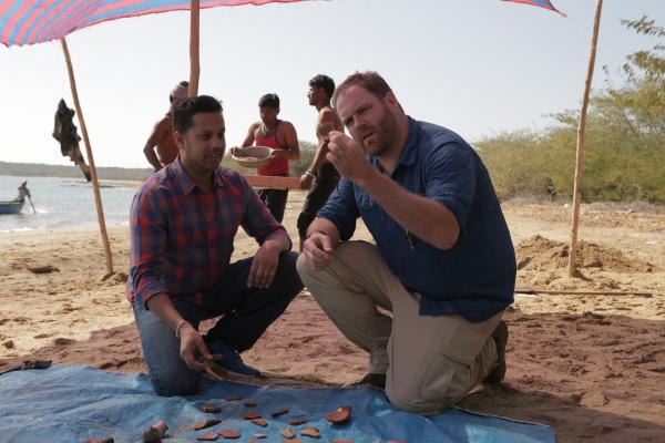 Bild 1 von 4: Josh Gates (r.)