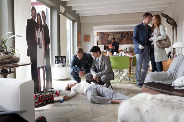 Bild 1 von 34: Erst der Mord an der Bestsellerautorin Anja Friedrich (Sabrina White, liegend) macht Mick (Henning Baum, l.) und Andreas (Maximilian Grill, 2.v.l.) deutlich, dass Fercherts neue Assistentin, Christine Wegner (Suzan Anbeh, r.), die Schwester von Meisner (Robert Lohr, 2.v.r.) ist ...