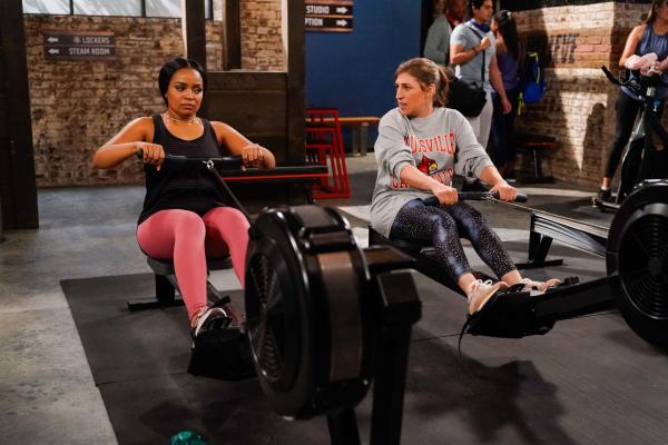 Bild 1 von 15: Randi (Kyla Pratt, l.); Kat (Mayim Bialik, r.)