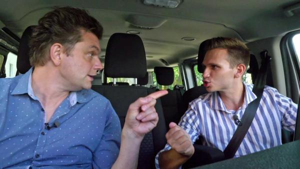 Bild 1 von 6: Lutz van der Horst (l.) und Fabian Köster (r.) auf dem Weg zum nächsten Interview