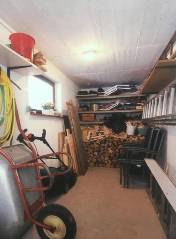 Bild 1 von 6: In diesem Schuppen finden die Ermittler hinter den Holzscheiten eingemauert zwei Leichen.