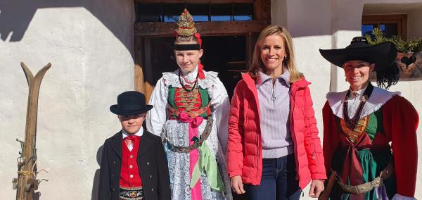 Bild 1 von 18: Sonja Weissensteiner beim Begutachten der Grödner Tracht.