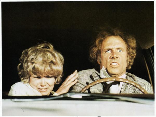 Bild 1 von 5: Wahrsagerin Blanche Tyler (Barbara Harris, l.) und Taxifahrer George Lumley (Bruce Dern, r.) müssen sich mit kleinen Gaunereien über Wasser halten, denn die beiden sind völlig pleite. Als sie den Auftrag erhalten, einen Erben ausfindig zu machen, wittern sie ihre Chance. Eine fatale Fehleinschätzung ...