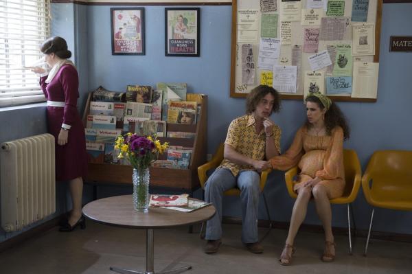 Bild 1 von 9: Oberschwester Frances (Mandy McElhinney, l.)