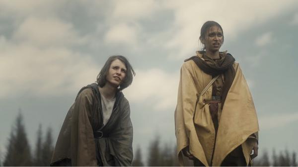 Bild 1 von 3: Nova (Tonie Salburg, rechts) begibt sich mit Anna (Hanne Kjølmoen) auf den beschwerlichen Weg zu ihrer Großmutter.