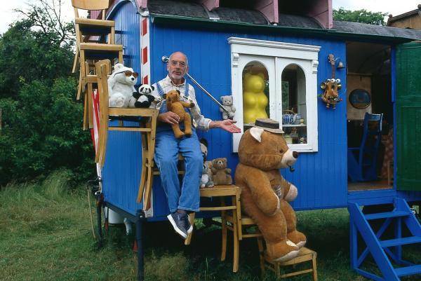 Bild 1 von 6: Auf der Treppe zu seinem Dachgarten hat Peter (Peter Lustig) sich mit seinen Teddybären niedergelassen, um ein Loblied auf die Bärengattung zu singen.