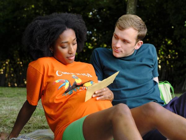 Bild 1 von 6: Ben (Harry Lawtey) und Jess (Sophia Brown) öffnen voller freudiger Erwartung einen Brief von der Frauenärztin, der das Geschlecht ihrer Zwillinge enthüllt.