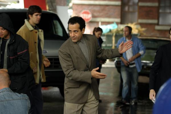 Bild 1 von 11: Die Exfrau von Brad Terry, einem berühmten Fernsehdetektiv, wird ermordet, während sich der Star gerade vor ihrem Haus mit Paparazzi herumschlägt. Perfektes Alibi hin oder her - Monk (Tony Shalhoub, M.) ist davon überzeugt, dass Brady höchstpersönlich hinter dem Mord steckt.