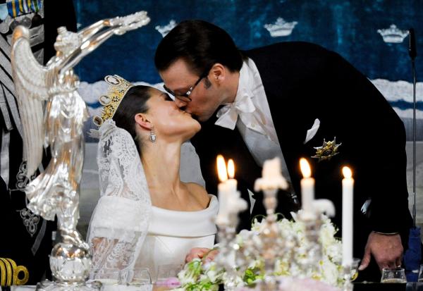 Bild 1 von 1: Am 19. Juni 2010 schließen der bürgerliche Daniel Westling und die schwedische Kronprinzessin Victoria den Bund der Ehe. Eine Liebesgeschichte mit Happy-End. Wie andere Paare, mussten die beiden um ihre Liebe kämpfen. Denn die Skepsis ist immer noch groß, wenn ein Royal unter Stand heiraten möchte.