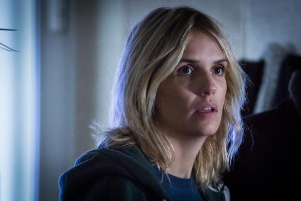 Bild 1 von 14: Alice (Laurence Arné) kann nicht glauben, dass ihr Mann für einen Mörder gehalten wird.