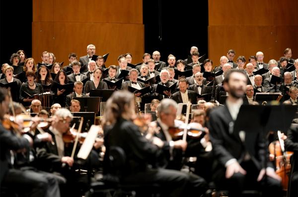 Bild 1 von 3: Um Berlioz' Werk in seiner ganzen Herrlichkeit zu präsentieren, wird das Orchestre National de France vom Ch?ur de Radio France unterstützt.