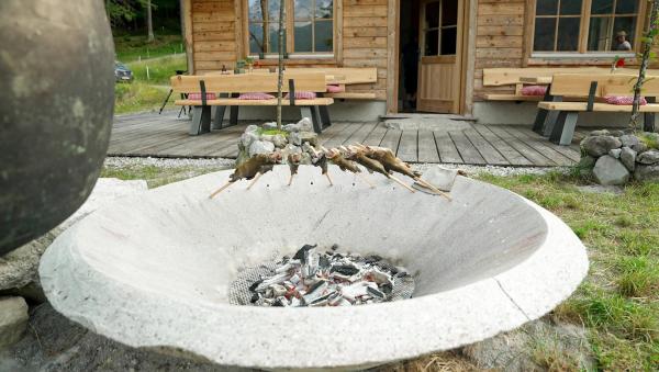 Bild 1 von 1: Im Bild: Steckerlfisch bei Familie Pirkner.