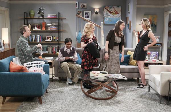 Bild 1 von 9: Bernadette (Melissa Rauch, M.), Amy (Mayim Bialik, 2.v.r.) und Penny (Kaley Cuoco, r.) planen einen heißen Mädelsabend. Unterdessen sollen Stuart (Kevin Sussman, l.) und Raj (Kunal Nayyar, 2.v.l.) auf Baby Halley aufpassen, was in einem Fiasko endet ...