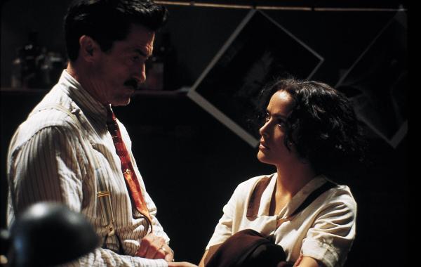 Bild 1 von 5: Guillermo Kahlo (Roger Rees, l.); Frida Kahlo (Salma Hayek, r.)