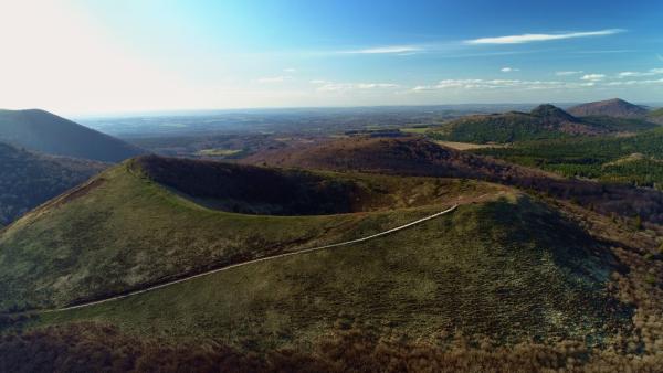 Bild 1 von 3: Die Chaîne des Puys in der Auvergne besteht aus mehr als 80 Vulkanen. Der letzte Ausbruch liegt circa 6.000 Jahre zurück.