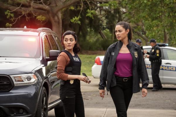 Bild 1 von 8: Lucy Tara (Yasmine Al-Bustami, l.); Jane Tennant (Vanessa Lachey, r.)