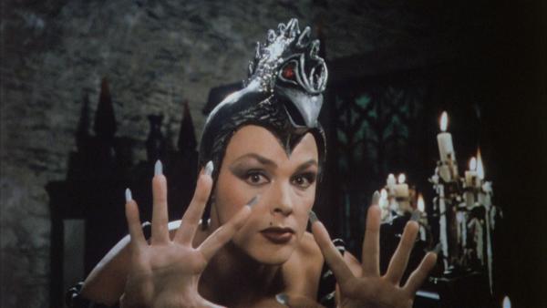 Bild 1 von 1: Die Schwarze Königin (Brigitte Nielsen) hat sich den Mächten des Bösen verschrieben. Sie hat Fantaghiròs Vater entführt, um die Macht über sein großes Königreich an sich zu reißen.