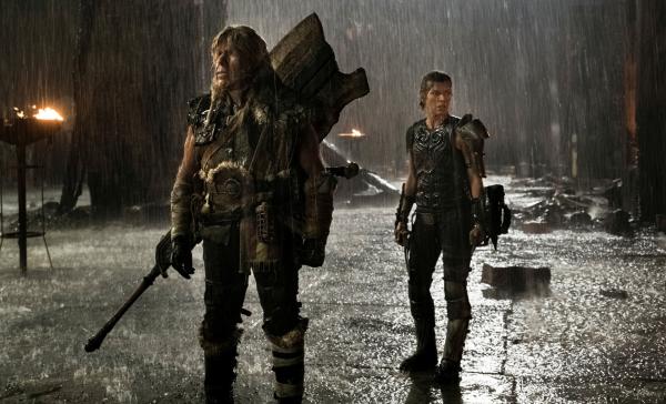 Bild 1 von 4: Milla Jovovich and Ron Perlman star in Screen Gems and Constantin Films' MONSTER HUNTER.