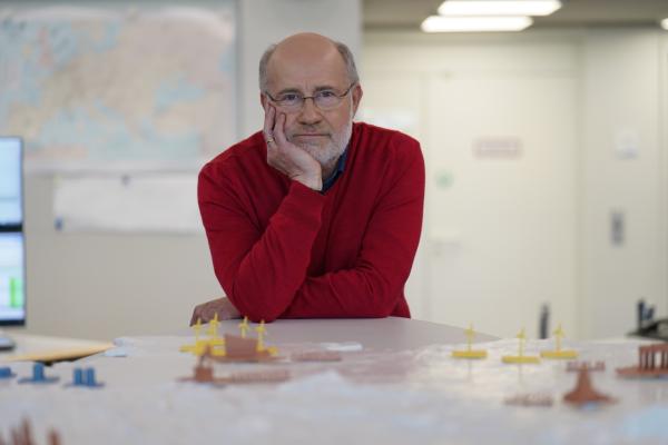 Bild 1 von 4: Können wir unseren Strombedarf in Zukunft allein mit erneuerbaren Energien decken? Auch bei Dunkelflaute, wenn die Sonne nicht scheint und kaum Wind weht? Oder brauchen wir wieder Kernkraftwerke? Und wie schützen wir unsere Stromversorgung vor Anschlägen? Harald Lesch erörtert zusammen mit Forschenden verschiedene Szenarien, wie sich Deutschland in Zukunft aufstellen müsste, um einen Blackout zu verhindern.