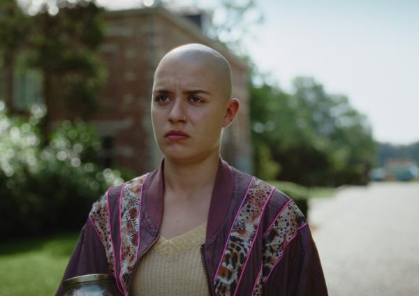 Bild 1 von 7: Anna (Emma Rotsaert) teilt ihrer Schwester Kat mit, dass sie unheilbar an Krebs erkrankt sei. Sie will mit ihr eine letzte gemeinsame Reise unternehmen.