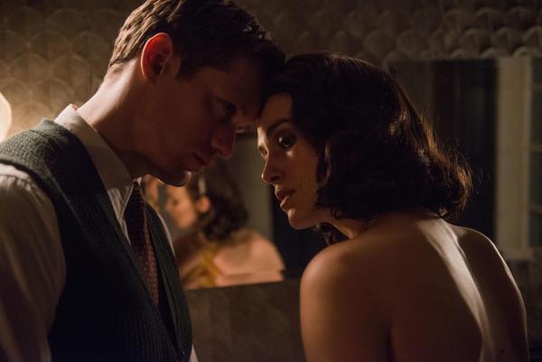 Bild 1 von 9: Stephen Lubert (Alexander Skarsgård, l.); Rachael Morgan (Keira Knightley, r.)