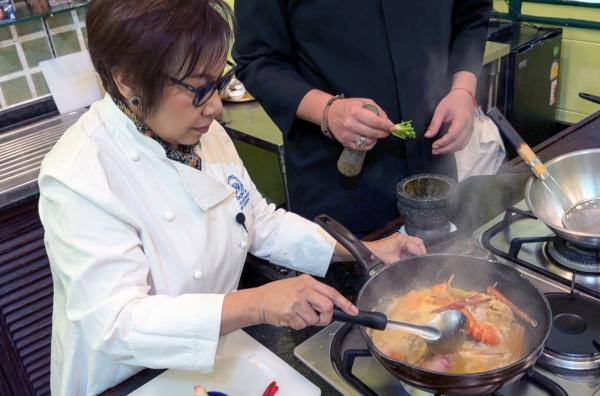 Bild 1 von 3: Die Köchin Nooror Somany-Steppe mit ihrem Sohn bei der Zubereitung von Tom Yum Goong ? Thailands würzige Garnelensuppe