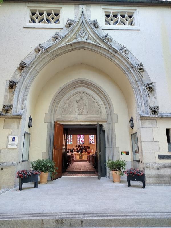 Bild 1 von 3: Portal der Evangelischen Christuskirche in München