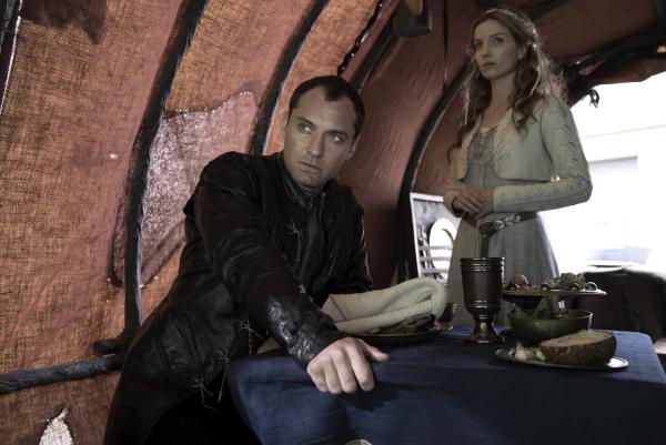 Bild 1 von 9: Vortigern (Jude Law, l.); Maggie (Annabelle Wallis, r.)