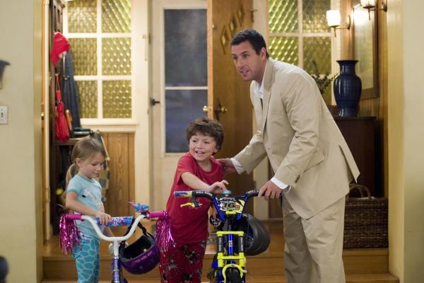 Bild 1 von 17: Dank seines guten Jobs kann Michael (Adam Sandler, r.) seinen Kindern (Tatum McCann, l. und Joseph Castanon, M.) zwar alles bieten, nur keine Zeit mit ihrem Vater ...