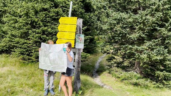 Bild 1 von 14: Im Bild: Titzi und Valie am Weg zum Gletscher.