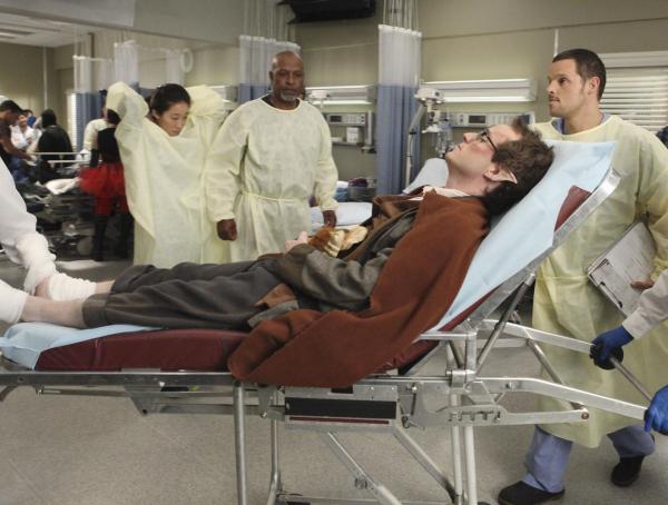Bild 1 von 23: Nachdem bei einer Comicbuch-Convention Massenpanik ausbrach, werden die verletzten Personen ins Seattle Grace eingeliefert. Richard (James Pickens Jr., 2.v.l.), Cristina (Sandra Oh, l.) und Alex (Justin Chambers, r.) kümmern sich um Carter (Matt Doherty, 2.v.r.) ...