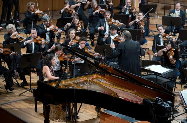 Bild 1 von 3: Die italienische Pianistin Beatrice Rana brilliert mit virtuosem Klavierspiel.