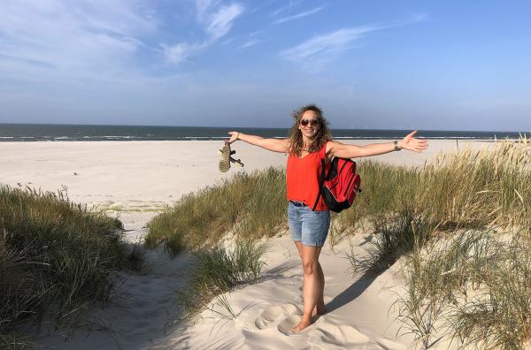 Bild 1 von 1: Keine Strandkörbe, aber viel Ruhe und einen fast 900 Meter breiten weißen Sandstrand, findet Moderatorin Tamina Kallert im Osten von Wangerooge.