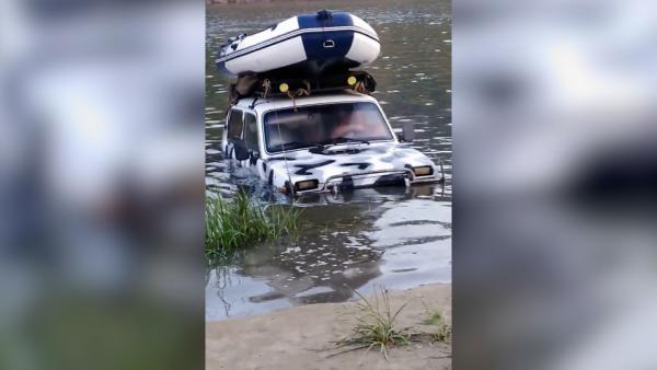 Bild 1 von 4: Top vorbereitet, aber leider trotzdem nicht schnell genug für die Flut war dieser PKW-Fahrer.